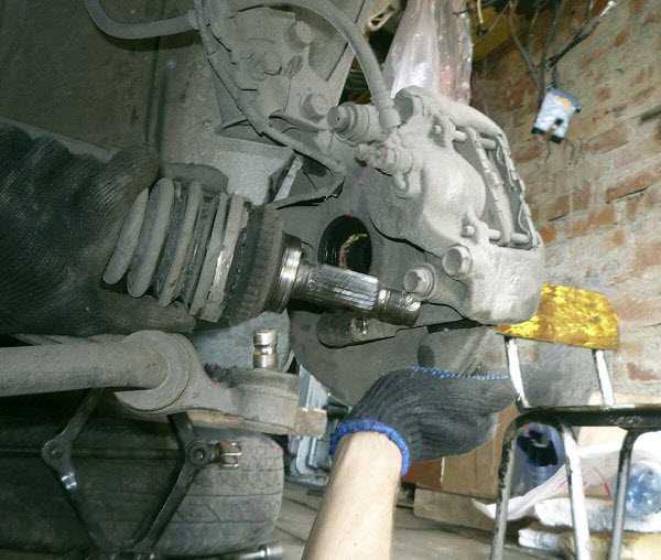 Привод передних колес 2110, как снять и поставить правильно. как самостоятельно снять и установить передний привод. снятие и установка привода передних колес ваз.