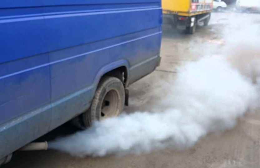 Синий дым из выхлопной трубы бензинового двигателя: причины, как убрать