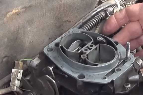 Двигатель глохнет после нажатия на педаль газа