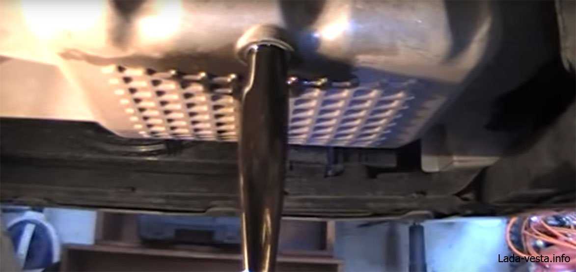 Lada vesta: меняем масло в двигателе и масляный фильтр