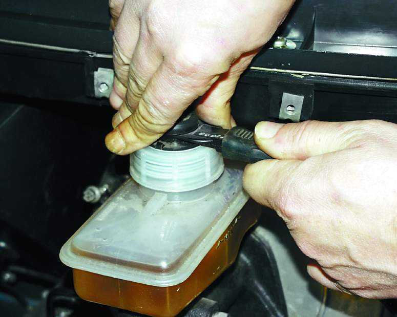 Замена тормозной жидкости lada 21047 (ваз 21047) своими руками