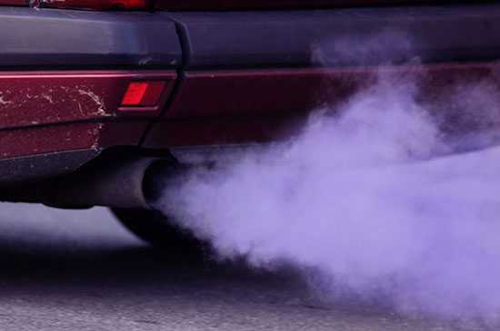 Синий (сизый) дым из выхлопной трубы глушителя автомобиля