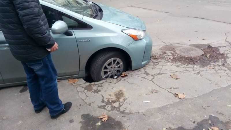 Что делать, если вы попали в яму на дороге и повредили авто?