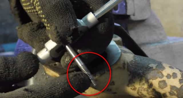 Как открутить сломанную шпильку из блока двигателя