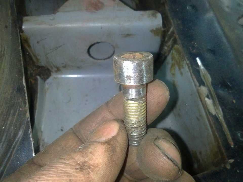 Как закрепить шпильку в блоке двигателя если сорвана резьба