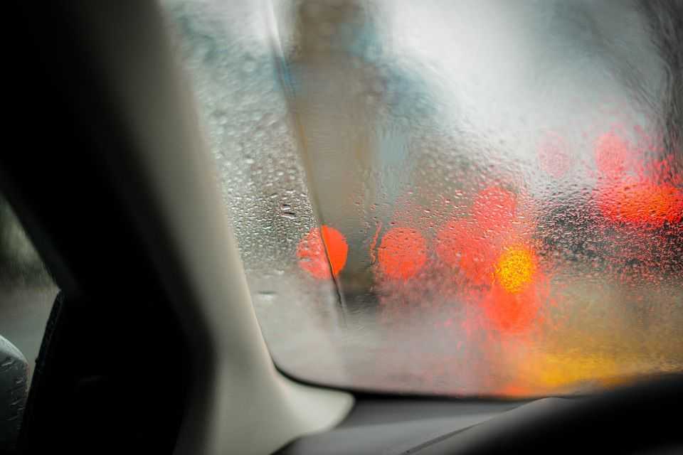 Потеют стекла в машине — что делать? практические советы опытных автомобилистов