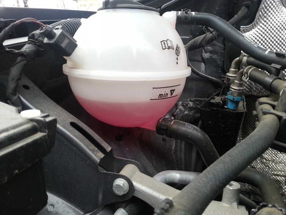 Lada vesta. проверка уровня и доливка охлаждающей жидкости