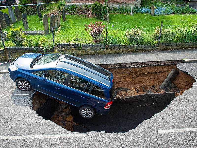 Автомобиль попал в яму или люк на дороге: как получить возмещение и с кого?