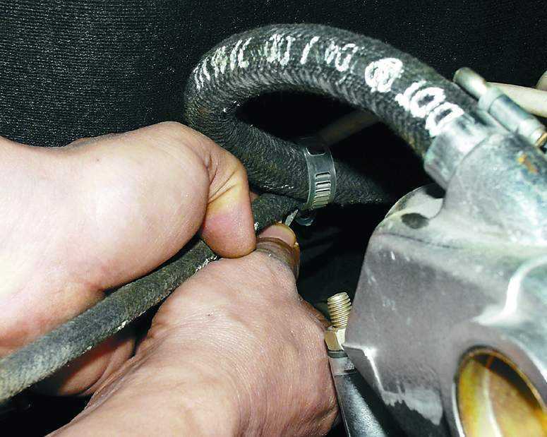 Замена тормозной жидкости - тормозные шланги и трубки - руководство по ремонту ваз 2110, 2112, 2111 (лада 110)