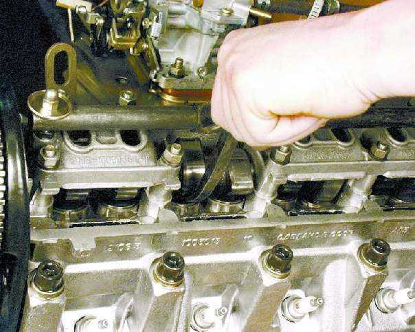 Процесс замены масла в двигателе автомобиля «lada largus»
