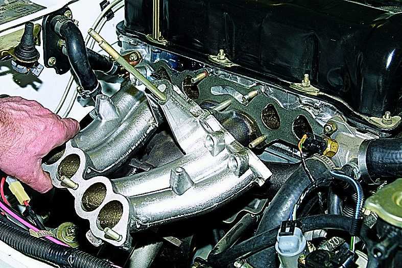 Замена прокладки впускного трубопровода и выпускного коллектора на автомобиле ваз 2107 с карбюраторным двигателем