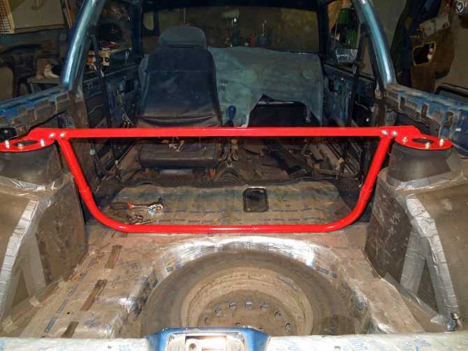 Автомобиль попал в яму или люк на дороге: как получить возмещение и с кого?