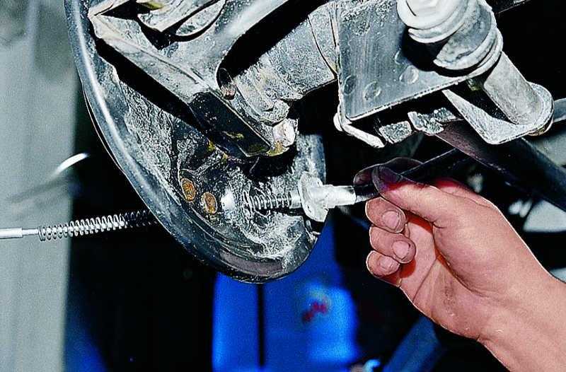 Замена тормозных шлангов и трубок системы гидропривода тормозов на автомобиле ваз 2106